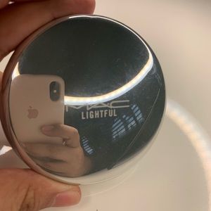 MAC Lightful Ultracharge Foundation in NC20